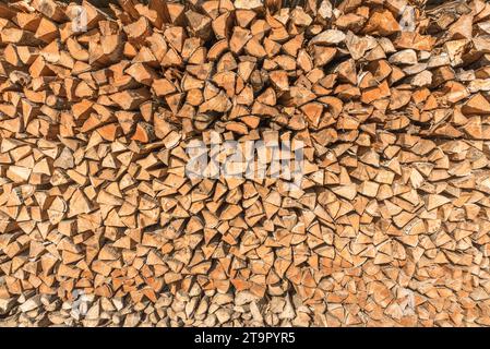 Bûches de bois, pile de bois de feu haché et empilé Banque D'Images
