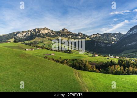 Appenzellerland, paysage avec des fermes et des prairies verdoyantes, vue sur le Hoher Kasten et le village de Bruelisau, canton d'Appenzell, Suisse Banque D'Images