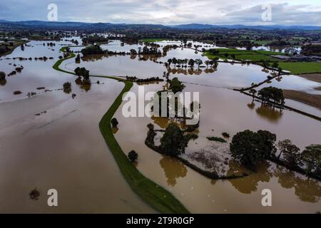 Photo de dossier datée du 22/10/23 de champs inondés à Powys au pays de Galles. Les familles britanniques paient 605 £ de plus pour leur nourriture qu’il y a deux ans, le changement climatique étant la principale raison des prix élevés, selon les chercheurs. La hausse des coûts due aux conditions météorologiques extrêmes a maintenu l’inflation alimentaire à un niveau élevé tout au long de 2022 et 2023, même si les prix de l’énergie ont diminué. Date de parution : lundi 27 novembre 2023. Banque D'Images