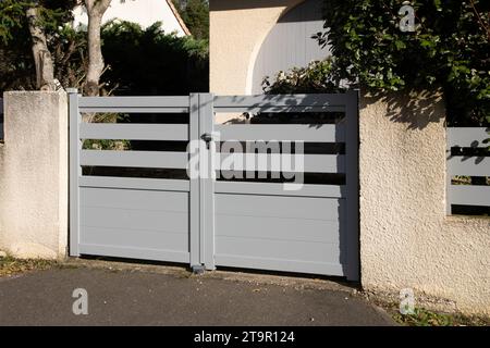 portal street suburb maison gris double métal porte de maison en aluminium gris porte d'accès au jardin Banque D'Images