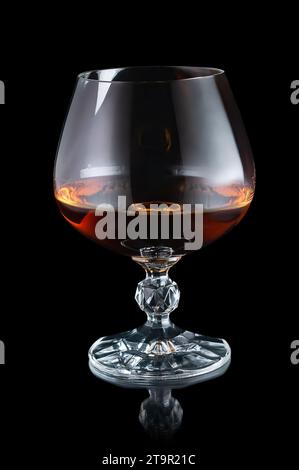 verre brendy isolé sur fond noir Banque D'Images