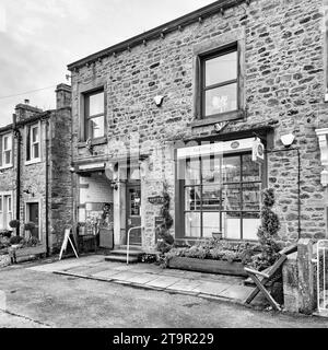 Long Preston Post Office & Stores est une petite entreprise familiale située dans le village pittoresque de long Preston. Banque D'Images