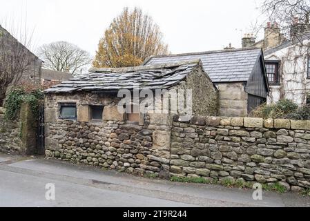 Ancienne dépendance en pierre à long Preston, en face du bureau de poste et des magasins de long Preston. Banque D'Images