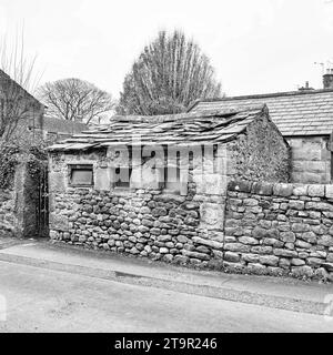 Ancienne dépendance en pierre à long Preston, en face du bureau de poste et des magasins de long Preston. Banque D'Images