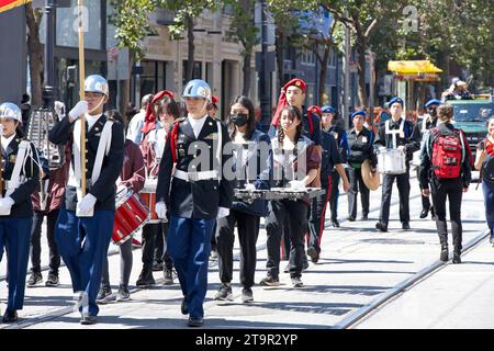 San Francisco, CA - 12 août 2023 : participants à la 30e parade annuelle de Pistahan, un spectacle coloré de fierté et de diversité de la communauté philippine. Banque D'Images