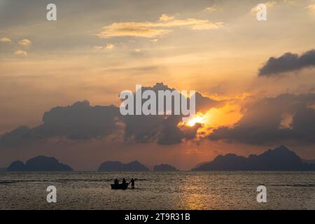 Une vue panoramique du coucher de soleil sur la baie de Bacuit à El Nido, Philippines Banque D'Images