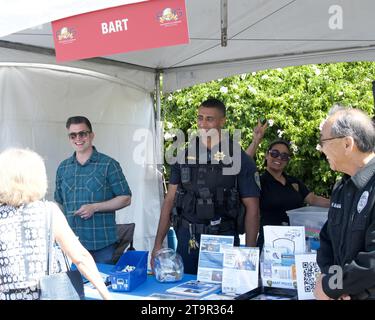 Fremont, CA - 19 août 2023 : participants au Festival FOG, Festival du Globe, anciennement connu sous le nom de Festival de l'Inde. Cabine BART, bureau de transit Banque D'Images