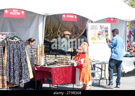 Fremont, CA - 19 août 2023 : participants au Festival FOG, Festival du Globe, anciennement connu sous le nom de Festival de l'Inde. Rangées de fournisseurs vendant Banque D'Images