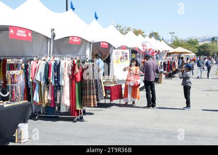 Fremont, CA - 19 août 2023 : participants au Festival FOG, Festival du Globe, anciennement connu sous le nom de Festival de l'Inde. Rangées de fournisseurs vendant Banque D'Images