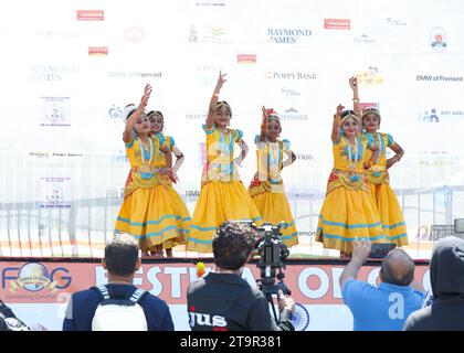 Fremont, CA - 19 août 2023 : participants au Festival FOG, Festival du Globe, anciennement connu sous le nom de Festival de l'Inde. Enfants jouant dans un dan Banque D'Images