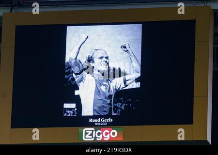 AMSTERDAM, PAYS-BAS - NOVEMBRE 25 : 1 minute de silence en mémoire de Ruud Geels regarde pendant le match d'Eredivisie de l'AFC Ajax et vitesse à Joha Banque D'Images