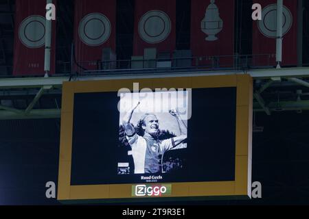 AMSTERDAM, PAYS-BAS - NOVEMBRE 25 : 1 minute de silence en mémoire de Ruud Geels regarde pendant le match d'Eredivisie de l'AFC Ajax et vitesse à Joha Banque D'Images