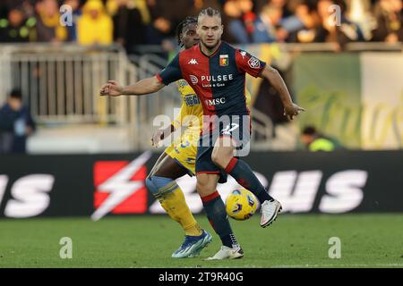 L’attaquant roumain de Gênes George Puscas contrôle le ballon lors du match de football Serie A entre Frosinone Calcio et Gênes au stade Benito Stirpe à Frosinone, en Italie, le 26 novembre 2023. Banque D'Images