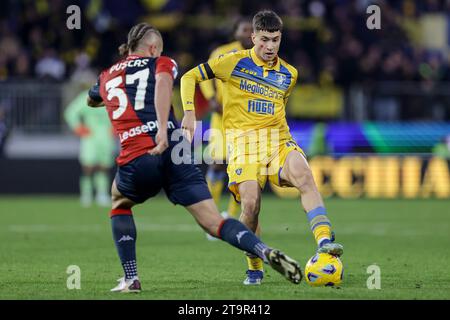 L'attaquant argentin de Frosinone Matias Soule défie pour le ballon avec l'attaquant roumain de Gênes George Puscas lors du match de football Serie A entre Frosinone Calcio et Gênes au stade Benito Stirpe de Frosinone, en Italie, le 26 novembre 2023. Banque D'Images