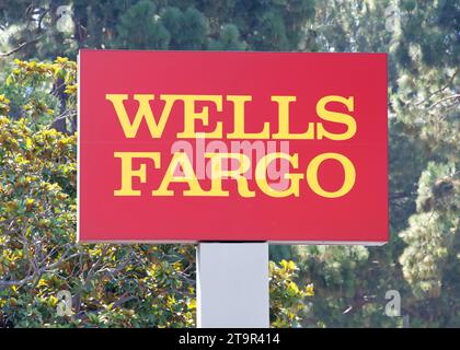 Fremont, CA - 20 août 2023 : gros plan sur le panneau de la banque Wells Fargo, arbres verts en arrière-plan. Banque D'Images