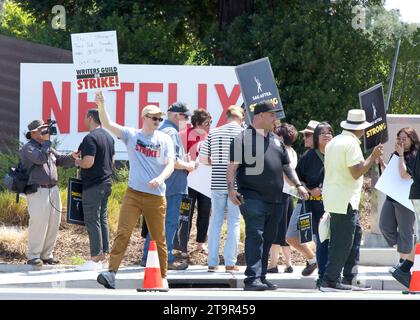 Los Gatos, CA - 22 août 2023 : les membres locaux de la Californie du Nord de la SAG-AFTRA font grève en solidarité avec la Writers Guild of America devant le ne Banque D'Images