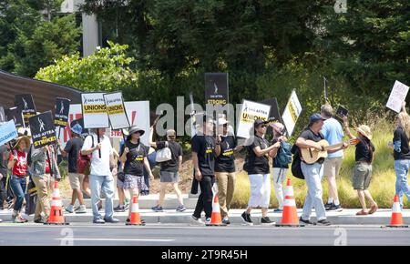 Los Gatos, CA - 22 août 2023 : les membres locaux de la Californie du Nord de la SAG-AFTRA font grève en solidarité avec la Writers Guild of America devant le ne Banque D'Images