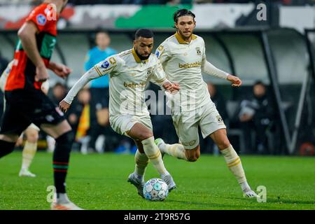 NIJMEGEN, PAYS-BAS - NOVEMBRE 26 : Sylla Sow (Go Ahead Eagles) contrôle le ballon lors du match d'Eredivisie de NEC Nijmegen et Go Ahead Eagles at Banque D'Images