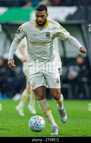 NIJMEGEN, PAYS-BAS - NOVEMBRE 26 : Sylla Sow (Go Ahead Eagles) contrôle le ballon lors du match d'Eredivisie de NEC Nijmegen et Go Ahead Eagles at Banque D'Images