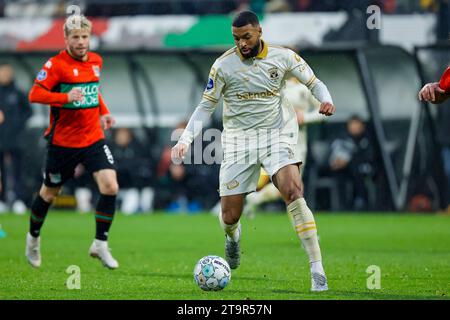 NIJMEGEN, PAYS-BAS - NOVEMBRE 26 : Sylla Sow (Go Ahead Eagles) contrôle le ballon lors du match d'Eredivisie de NEC Nijmegen et Go Ahead Eagles at Banque D'Images