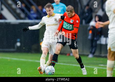 NIJMEGEN, PAYS-BAS - NOVEMBRE 26 : Evert Linthorst (Go Ahead Eagles) et Magnus Mattsson (NEC Nijmegen) se disputent le ballon lors de l'Eredivisie ma Banque D'Images