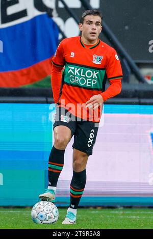 NIJMEGEN, PAYS-BAS - NOVEMBRE 26 : Bart van Rooij (NEC Nijmegen) contrôle le ballon lors du match d'Eredivisie entre NEC Nijmegen et Go Ahead Eagles A. Banque D'Images