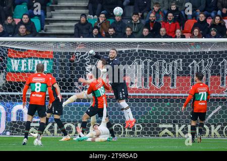 NIJMEGEN, PAYS-BAS - NOVEMBRE 26 : le gardien Jasper Cillessen (NEC Nijmegen) et Victor Edvardsen (Go Ahead Eagles) se disputent le ballon pendant le Banque D'Images