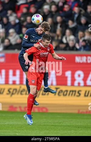 Heidenheim, Allemagne. 26 novembre 2023. Football : Bundesliga, 1. FC Heidenheim - VfL Bochum, Journée 12, Voith-Arena. Patrick Osterhage de Bochum (à gauche) en action contre Jan Schoeppner de Heidenheim (à droite). Crédit : Harry Langer/dpa - REMARQUE IMPORTANTE : conformément aux règlements de la Ligue allemande de football DFL et de la Fédération allemande de football DFB, il est interdit d'utiliser ou de faire utiliser des photographies prises dans le stade et/ou du match sous forme d'images séquentielles et/ou de séries de photos de type vidéo./dpa/Alamy Live News Banque D'Images