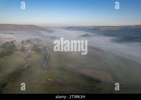 Brume matinale sur la campagne près de Hawes dans le parc national des Yorkshire Dales, Royaume-Uni. Banque D'Images
