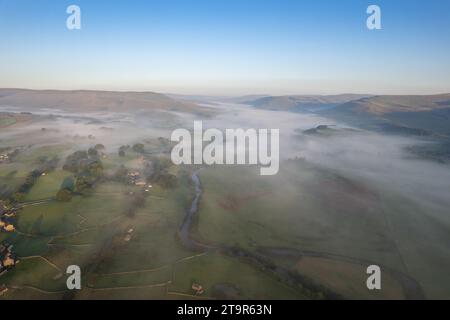 Brume matinale sur la campagne près de Hawes dans le parc national des Yorkshire Dales, Royaume-Uni. Banque D'Images