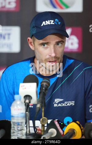 Le capitaine en chef néo-zélandais prend la parole lors de la conférence de presse d'avant-match après la séance d'essais au Sylhet International Cricket Stadium pour le premier Test ma Banque D'Images