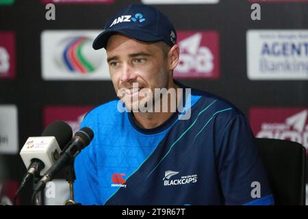 Le capitaine en chef néo-zélandais prend la parole lors de la conférence de presse d'avant-match après la séance d'essais au Sylhet International Cricket Stadium pour le premier Test ma Banque D'Images