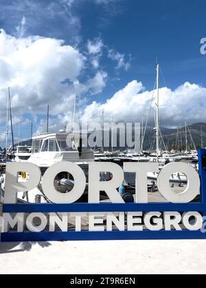 Tivat, Monténégro - 11 août 2023 : panneau sur le rivage près des yachts. Légende : Porto, Monténégro Banque D'Images