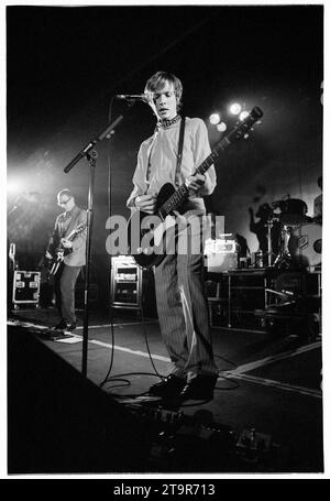 BECK, CHANTEUR, 1997 : Beck joue un concert unique à l'Université de Cardiff pour faire connaître l'album d'Odelay le 3 mars 1997. La star n'a joué que deux dates au Royaume-Uni lors de cette visite. Le concert comprenait une incroyable bataille de guitare prolongée avec Beck à la guitare et un champion Scratch DJ manipulant un accord de guitare sur les platines. Photo : Rob Watkins Banque D'Images
