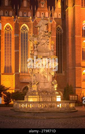 Statue de St. John Nepomunk la nuit, Wroclaw - Pologne Banque D'Images