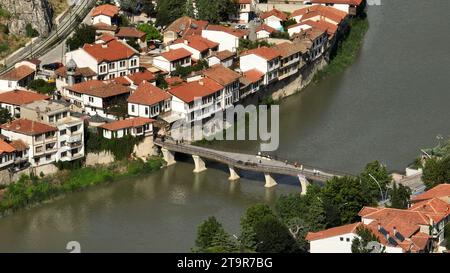 Une photo du vieux centre-ville d'Amasya prise avec un drone. Maisons traditionnelles situées sur les rives de la rivière Yesilirmak. Banque D'Images