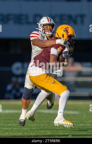Jacob Manu (5), le linebacker des Arizona Wildcats, prend le quarterback de l'Arizona State, Jaden Rashada (5), lors d'un match de football de la NCAA, le samedi 25 novembre 2023, à Tempe, Arizona. Arizona a battu Arizona State 59-23 (Marcus Wilkins/image of Sport) Banque D'Images