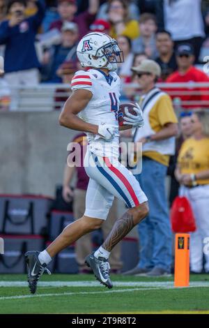 Le receveur des Wildcats de l'Arizona Tetairoa McMillan (4) se promène à travers la ligne de but lors d'un match de football de la NCAA contre les Sun Devils de l'Arizona State, samedi 25 novembre 2023, à Tempe, Arizona. Arizona a battu Arizona State 59-23 (Marcus Wilkins/image of Sport) Banque D'Images