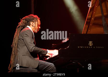 Limoges, France. 26 novembre 2023. La chanteuse de jazz franco-américaine Cécile McLorin Salvant en concert au Festival Eclats d'Email Jazz Edition à l'Opéra de Limoges en France. Cécile McLorin Salvant est une chanteuse et compositrice qui apporte une perspective historique, un sens renouvelé du drame et une compréhension musicale éclairée aux standards du jazz et à ses propres compositions originales. De formation classique, imprégnée de jazz, de blues et de folk, et puisant son inspiration dans le théâtre musical et le vaudeville, elle embrasse un vaste répertoire qui élargit les possibilités de la performance live. Ayant déjà gagné 3 Gramm Banque D'Images