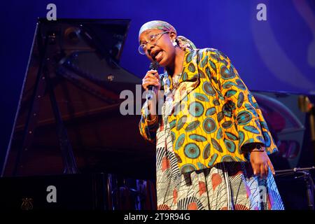 Limoges, France. 26 novembre 2023. La chanteuse de jazz franco-américaine Cécile McLorin Salvant en concert au Festival Eclats d'Email Jazz Edition à l'Opéra de Limoges en France. Cécile McLorin Salvant est une chanteuse et compositrice qui apporte une perspective historique, un sens renouvelé du drame et une compréhension musicale éclairée aux standards du jazz et à ses propres compositions originales. De formation classique, imprégnée de jazz, de blues et de folk, et puisant son inspiration dans le théâtre musical et le vaudeville, elle embrasse un vaste répertoire qui élargit les possibilités de la performance live. Ayant déjà gagné 3 Gramm Banque D'Images