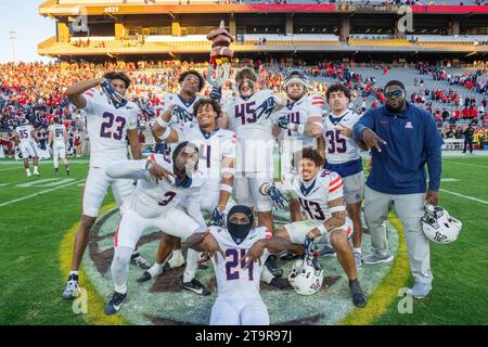 Les coéquipiers des Arizona Wildcats posent après le match contre les Arizona State Sun Devils, samedi 25 novembre 2023, à Tempe, Arizona. Arizona a battu Arizona State 59-23 (Marcus Wilkins/image of Sport) Banque D'Images