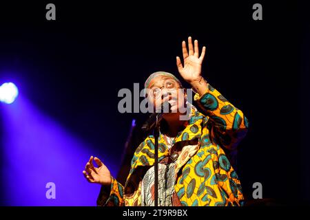 Limoges, France. 26 novembre 2023. La chanteuse de jazz franco-américaine Cécile McLorin Salvant en concert au Festival Eclats d'Email Jazz Edition à l'Opéra de Limoges en France. Cécile McLorin Salvant est une chanteuse et compositrice qui apporte une perspective historique, un sens renouvelé du drame et une compréhension musicale éclairée aux standards du jazz et à ses propres compositions originales. De formation classique, imprégnée de jazz, de blues et de folk, et puisant son inspiration dans le théâtre musical et le vaudeville, elle embrasse un vaste répertoire qui élargit les possibilités de la performance live. Ayant déjà gagné 3 Gramm Banque D'Images