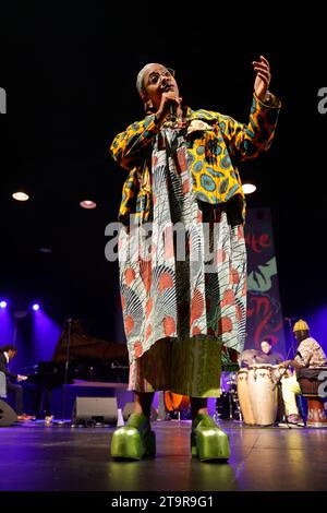 Limoges, France. 26 novembre 2023. La chanteuse de jazz franco-américaine Cécile McLorin Salvant en concert au Festival Eclats d'Email Jazz Edition à l'Opéra de Limoges en France. Cécile McLorin Salvant est une chanteuse et compositrice qui apporte une perspective historique, un sens renouvelé du drame et une compréhension musicale éclairée aux standards du jazz et à ses propres compositions originales. De formation classique, imprégnée de jazz, de blues et de folk, et puisant son inspiration dans le théâtre musical et le vaudeville, elle embrasse un vaste répertoire qui élargit les possibilités de la performance live. Ayant déjà gagné 3 Gramm Banque D'Images