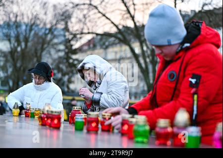 Non exclusive : LVIV, UKRAINE - 25 NOVEMBRE 2023 - les membres de la veilleuse publique allument des lanternes en souvenir des victimes de la famine du 20e siècle Banque D'Images