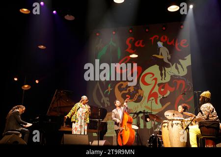 Limoges, France. 26 novembre 2023. La chanteuse de jazz franco-américaine Cécile McLorin Salvant en concert au Festival Eclats d'Email Jazz Edition à l'Opéra de Limoges en France. Cécile McLorin Salvant est une chanteuse et compositrice qui apporte une perspective historique, un sens renouvelé du drame et une compréhension musicale éclairée aux standards du jazz et à ses propres compositions originales. De formation classique, imprégnée de jazz, de blues et de folk, et puisant son inspiration dans le théâtre musical et le vaudeville, elle embrasse un vaste répertoire qui élargit les possibilités de la performance live. Ayant déjà gagné 3 Gramm Banque D'Images