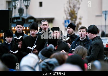 Non exclusive : LVIV, UKRAINE - 25 NOVEMBRE 2023 - des prêtres organisent un service commémoratif œcuménique pour les victimes des famines du 20e siècle à Ukrai Banque D'Images