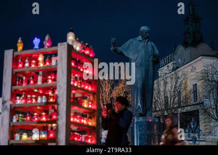 Non exclusive : LVIV, UKRAINE - 25 NOVEMBRE 2023 - des lanternes Vigile brûlent sur la place au monument Taras Shevchenko en mémoire des victimes de la Banque D'Images