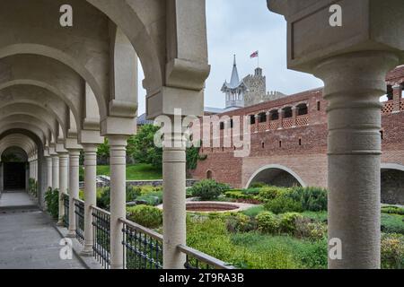 Säulengang und Blumenrabatte, Burg Rabati, Schloss von Achalziche, Akhaltsikhe, Samzche-Dschawachetien, Georgien Banque D'Images