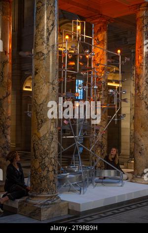 Londres, Royaume-Uni. 27 novembre 2023. L'installation de sapin de Noël V&A 2023 a été conçue par le duo créatif londonien Isabel Helen et célèbre la saison des fêtes par la lumière et le mouvement. Inspirée par le ciel nocturne scintillant, l'installation présente un système complexe de turbines alimentées par le vent, chacune tournant dans sa propre orbite pour alimenter collectivement douze lumières qui se trouvent dans la structure. Crédit : Malcolm Park/Alamy Live News Banque D'Images