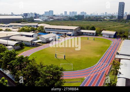 Bangkok, Thaïlande - 14 décembre 2018 : une vue surélevée de la piste de course ovale située à l'École internationale française située à Bangkok, Thail Banque D'Images